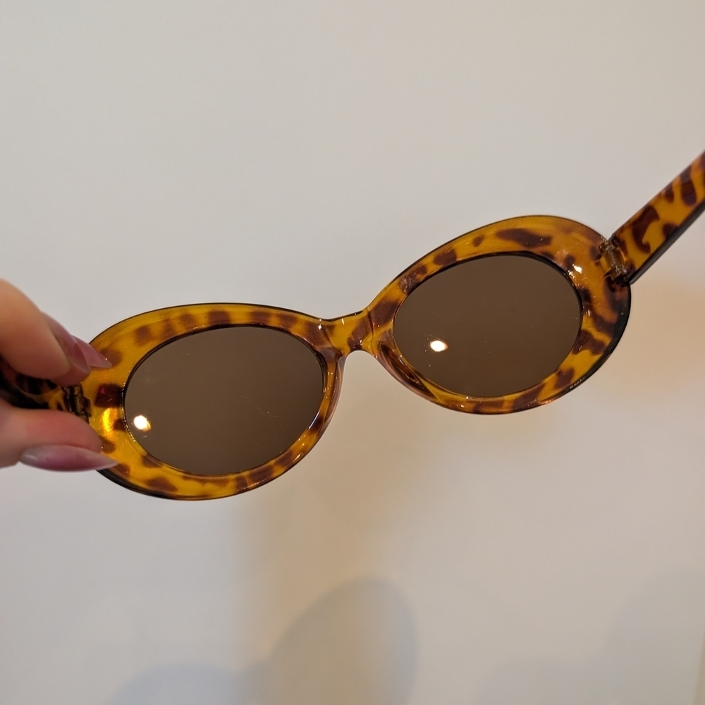 Retro Tortoise Shell Oval Sunglasses - Picture 6 of 8
